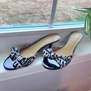 Vintage Nine West open toe black kitten heels with abstract design & bow 🎀